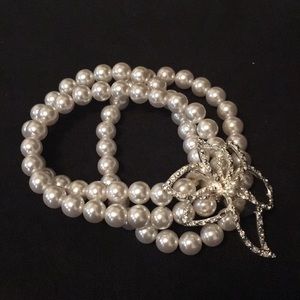 Triple pearl bracelet with sparkly flower